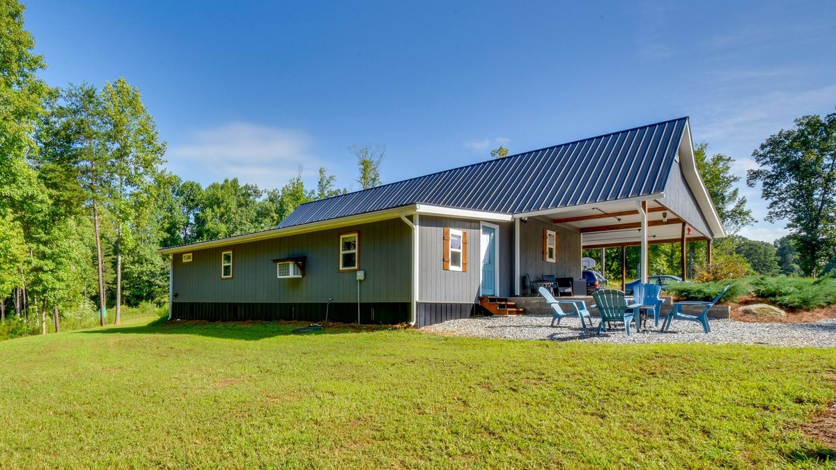 Clarkesville House | Cozy Clarkesville Getaway w/Fire Pit!