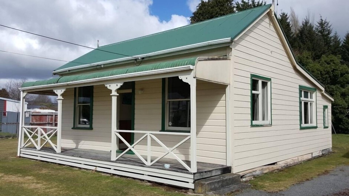 Raetihi House | Cozy Classic Holiday Cottage