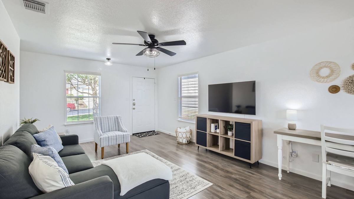 San Antonio House | Cozy & Clean 2BR w/views Lackland BMT Riverwalkn