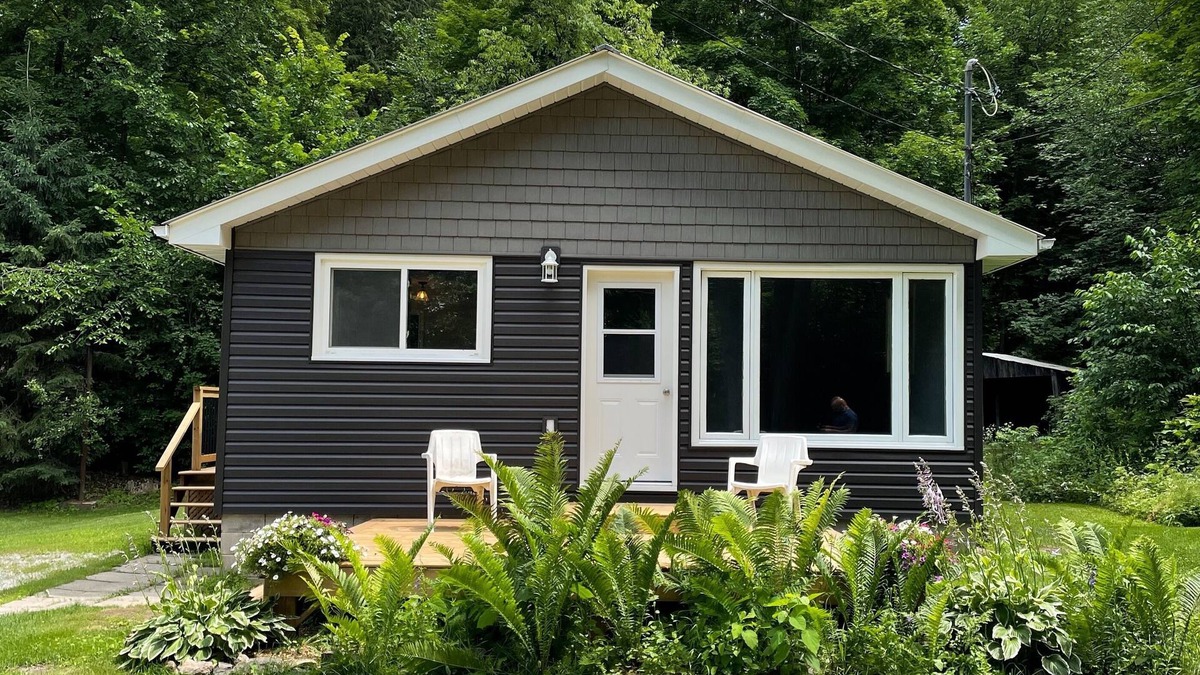 Norland Cottage | Cozy, Clean 3-bed-1-Bath Pet Friendly Cottage in The Kawarthas!
