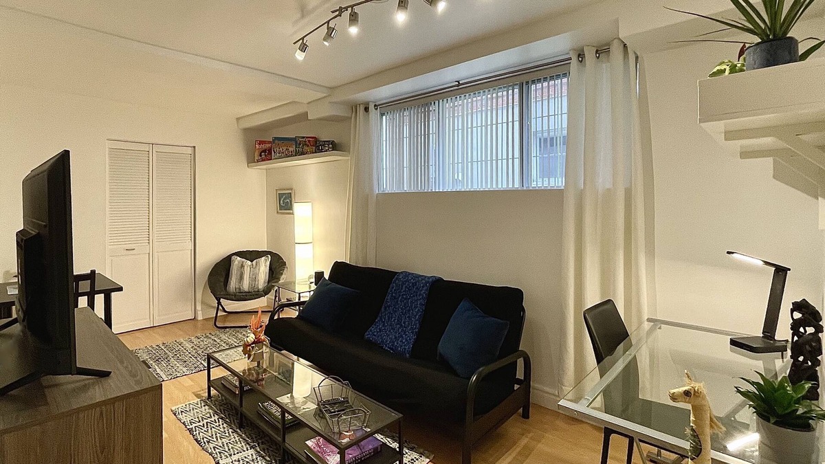 Cote-Des-Neiges—Notre-Dame-De-Grace Apartment | Cozy & Clean Apt - Great Central location+free parking - 31 night minimum