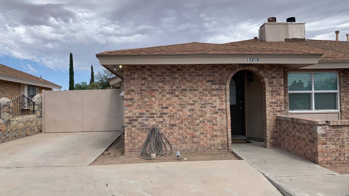 Biggs Field House | Cozy Clean Duplex with Refrigerated Air