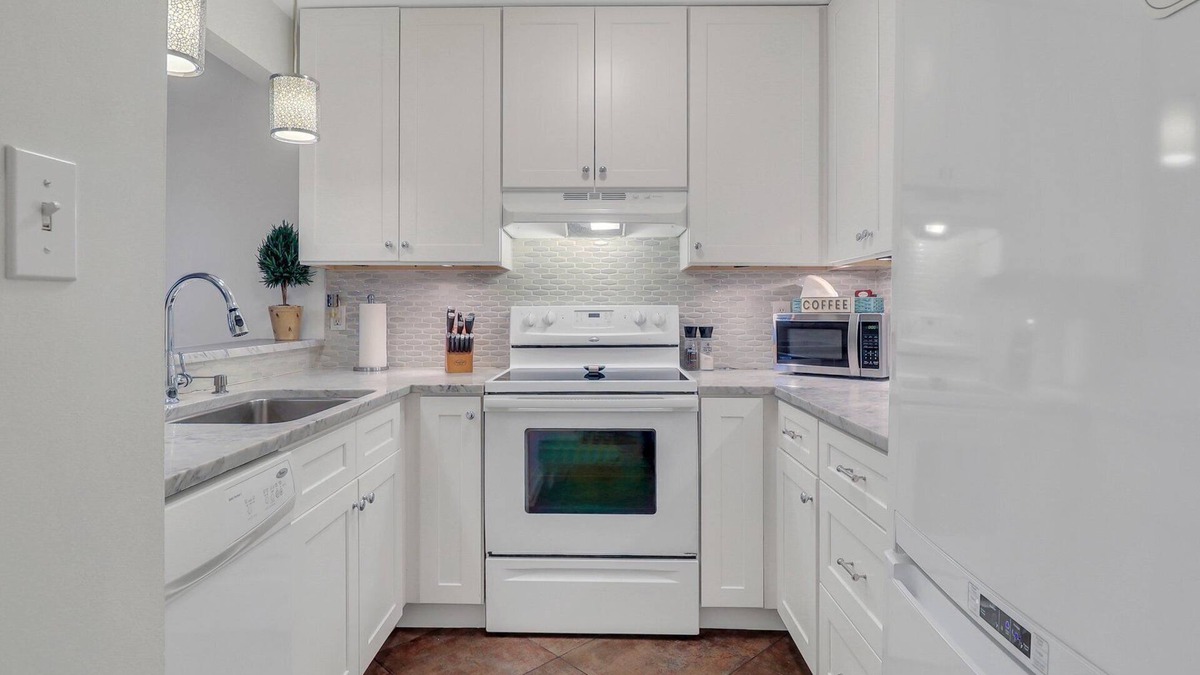 Kayton - Frazier Area Cottage | Cozy & Clean, Pet Friendly Belvedere Cottage, 2 blocks to Forsyth Park.