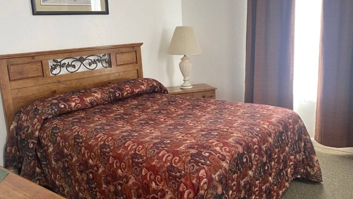 Glendo Hotel | Cozy & Clean Queen Room