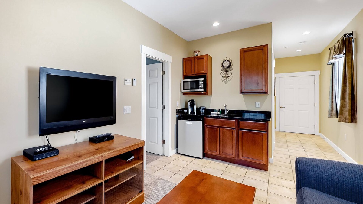 Northeast Harbor House | Cozy & Clean Second-Story Suite w/Kitchenette & Free WiFi - Walk to the Harbor