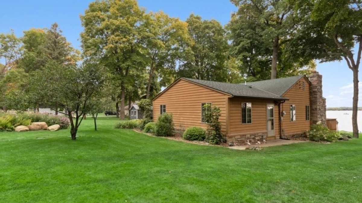 Annandale Cabin | Cozy Clean Waterfront Cabin on Sugar Lake - Ice Fishing, Ski/Snowboard Nearby