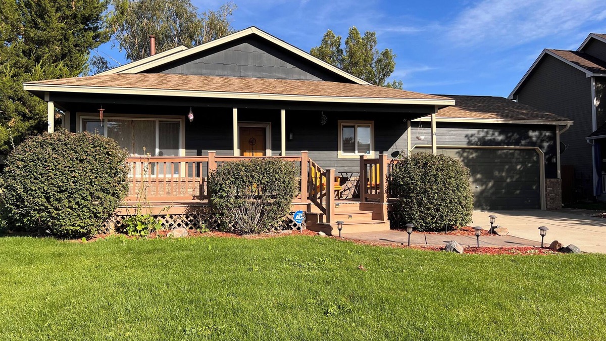Frederick House | Cozy CO Casa: Eco & Pet Friendly—Sleeps up to 9, Remote Work Hub, Rec Center