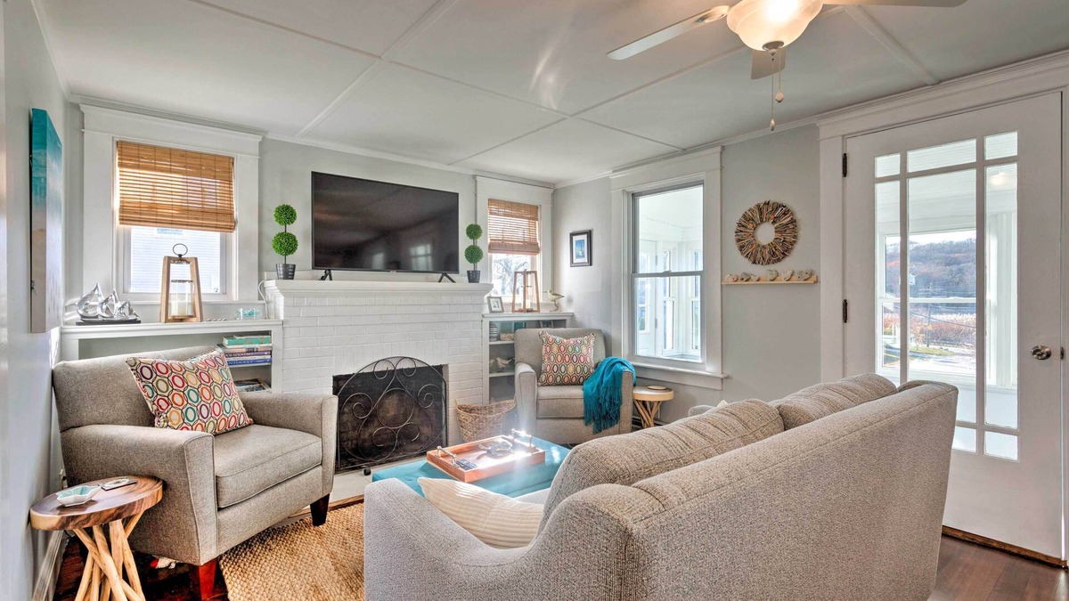 Narragansett Cottage | Cozy Coastal Cottage: 5 Mi to Narragansett Beach!