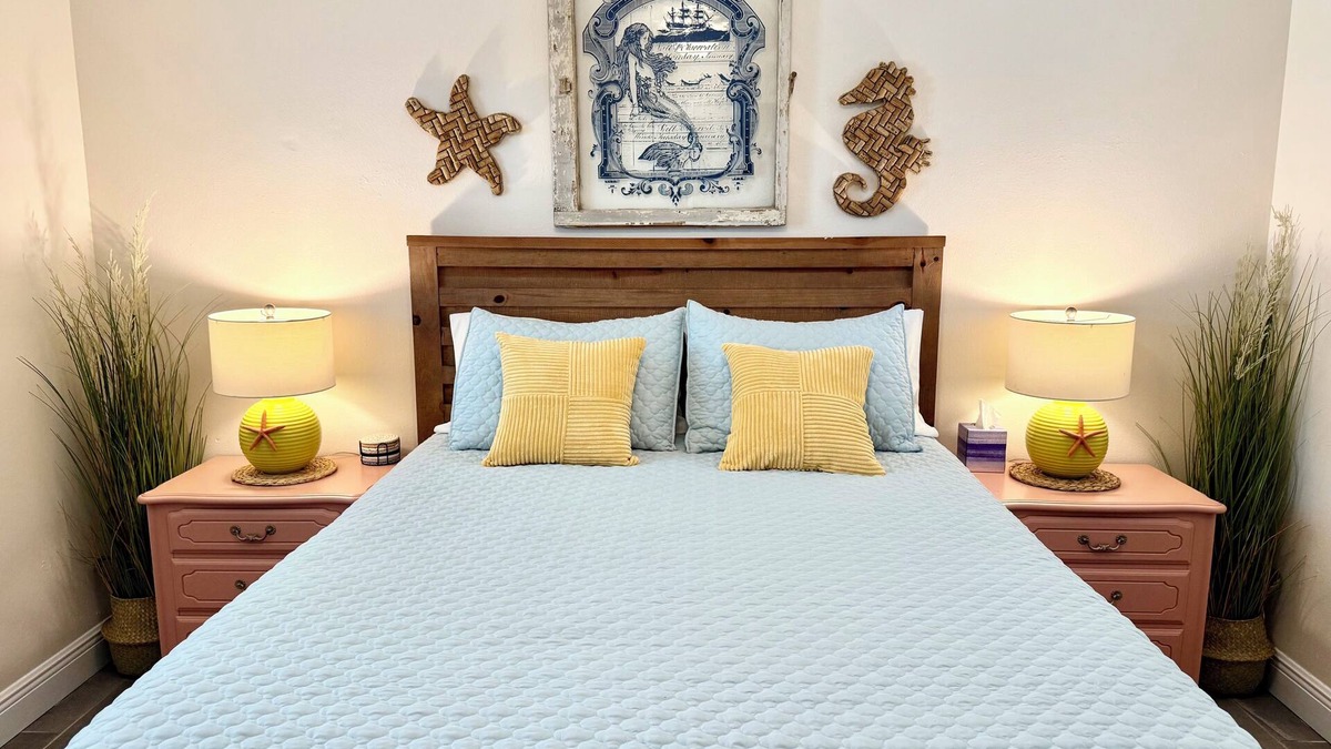Tropic Cottage | Cozy, Coastal Cottage in Art District