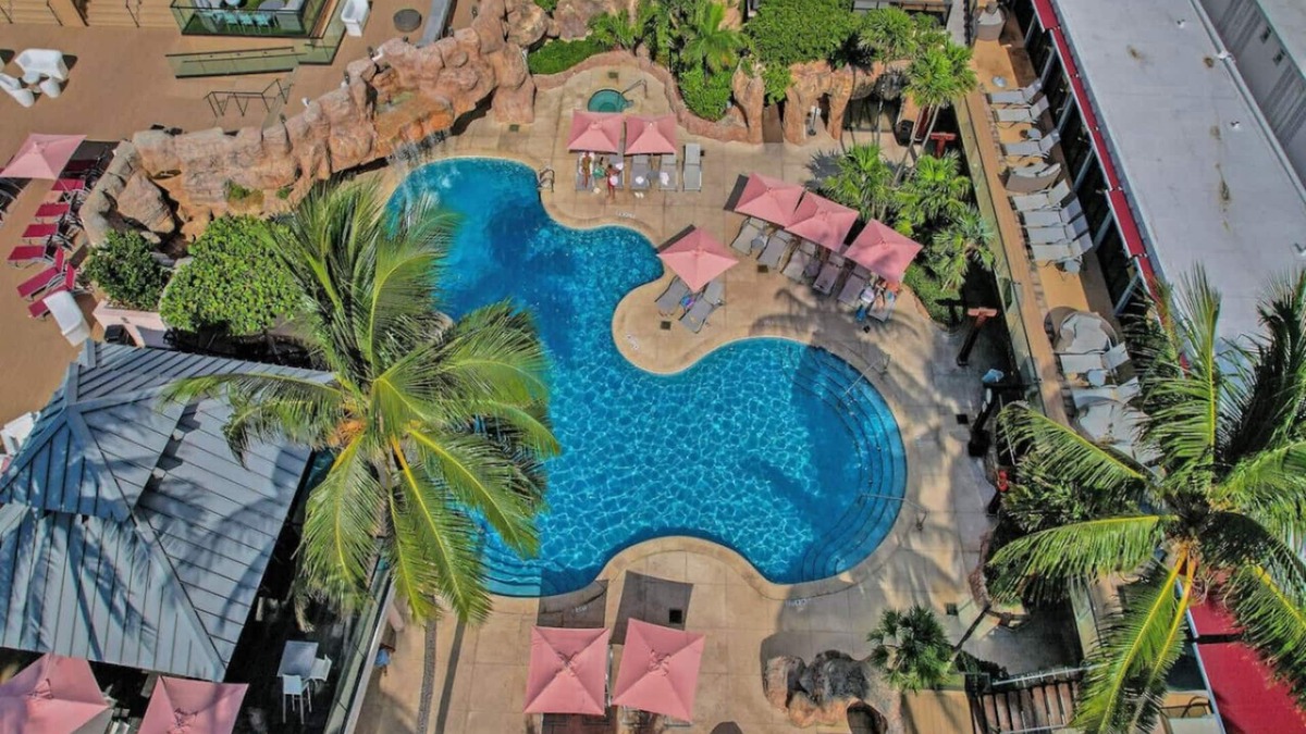 Mid Beach Apartment | Cozy Coastal Getaway with Ocean Views & Beach Amenities/1015