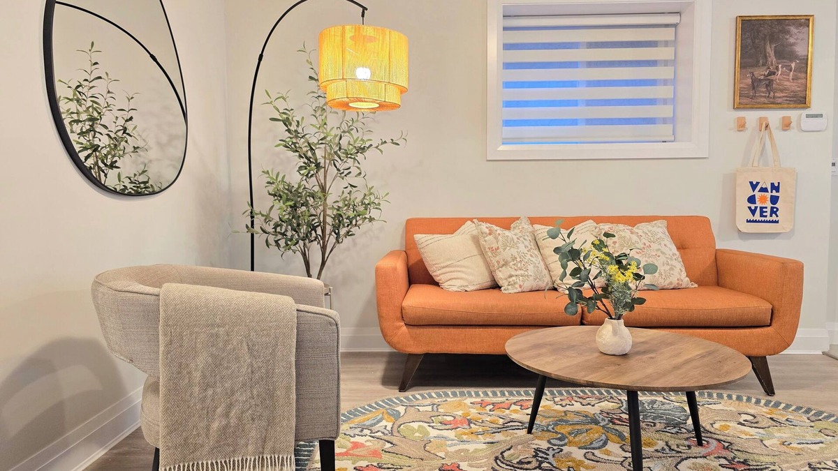Upper Lonsdale House | Cozy Coastal Haven l North Van w/parking & laundry