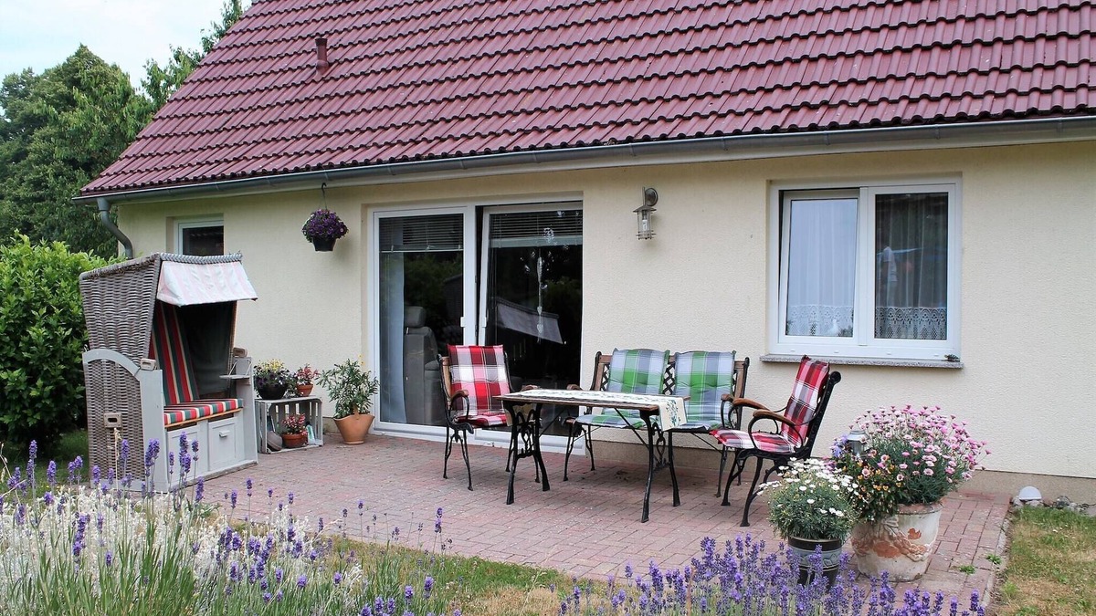 Hohenkirchen House | Cozy Coastal Stay with Garden