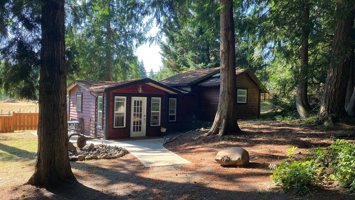 Shawnigan Lake Cottage | Cozy Cobble Hill cottage-one bedroom detached private suite.