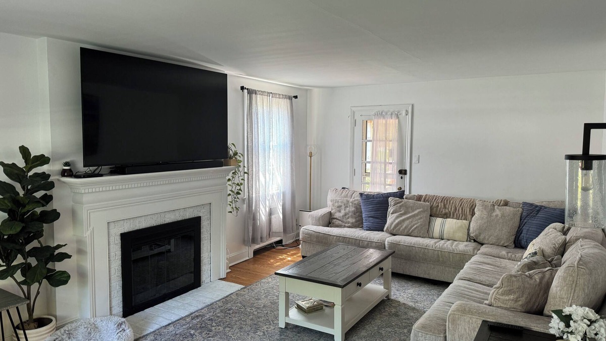 Drexel Hill House | Cozy Colonial Home, king bed, private parking & entertaining back yard