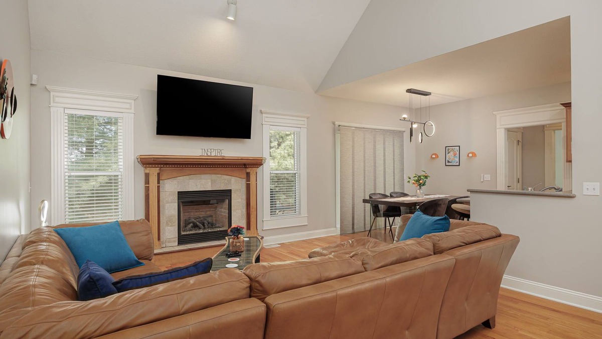 Andrew County Villa | Cozy Colors Hideaway