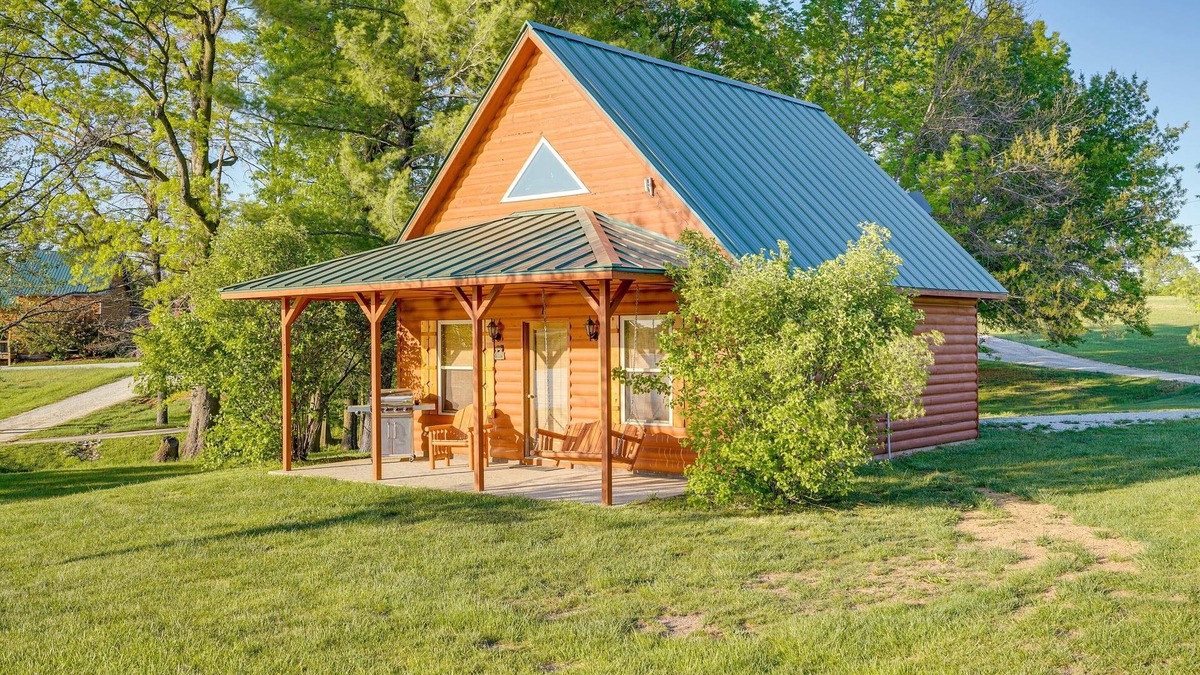 Columbia Cabin | Cozy Columbia Cabin w/Shared Lake Dock!