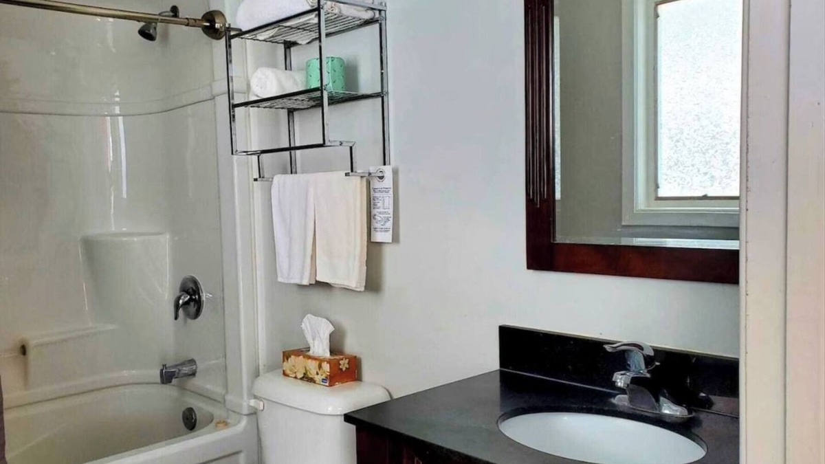 Wiarton Apartment | Cozy Comfort Double Room 07– Peninsula Motel, Minutes from Wiarton Waterfront