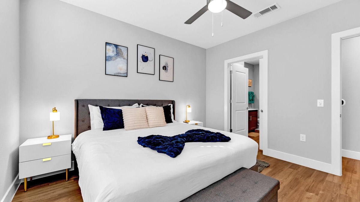 Fort Worth Apartment | Cozy Comfort1bd Attached Garage+Desk+Pool+Gym