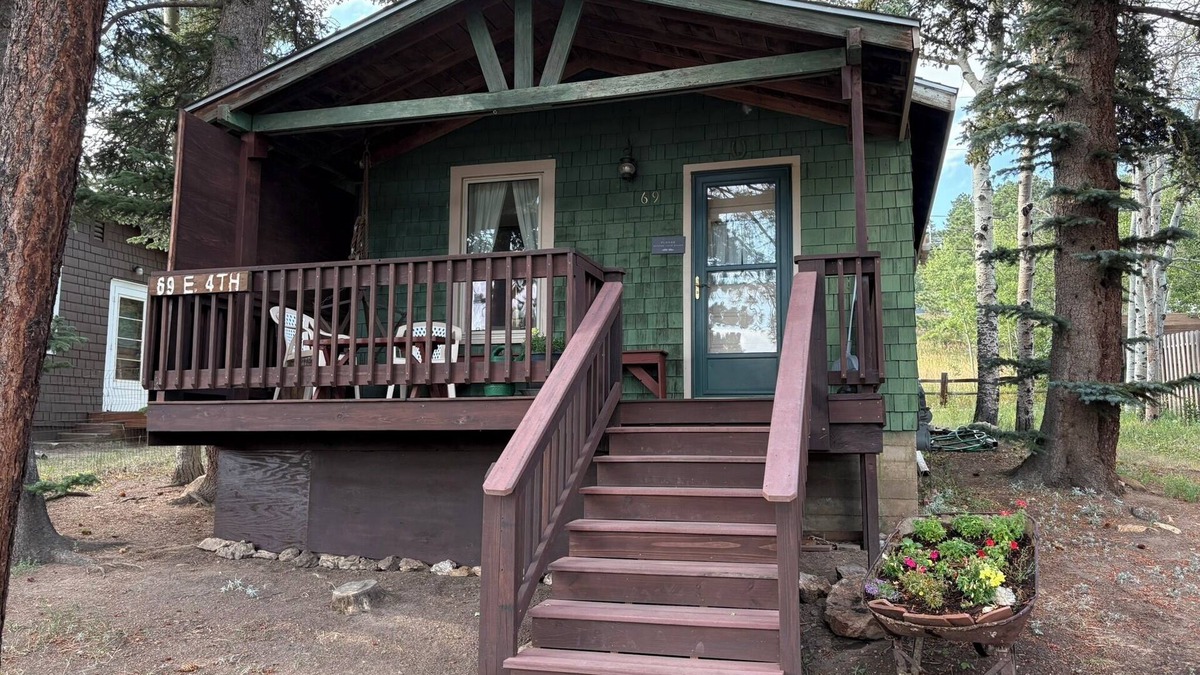 Nederland Cabin | Cozy & Comfortable 1BD Cabin In Nederland ~ Walk to Downtown, Trails & RTD Bus