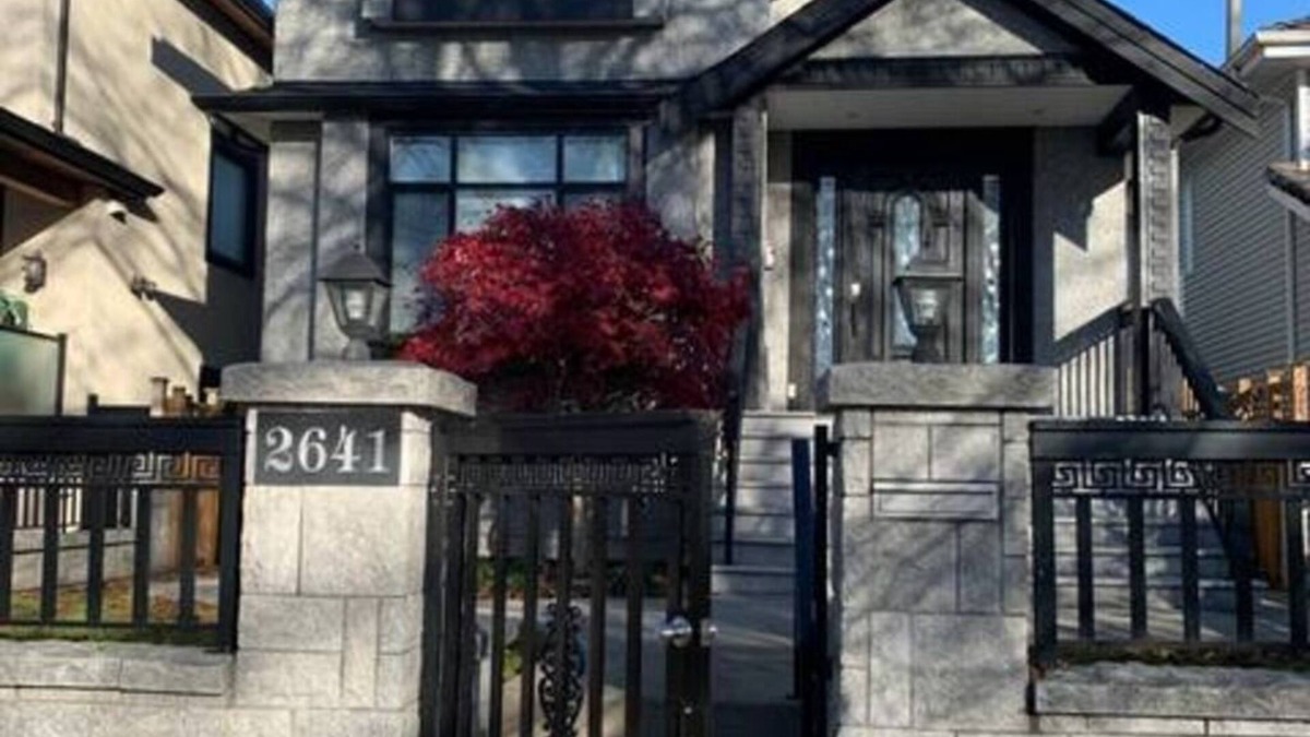 Fraserview House | Cozy, Comfortable and Clean Home. Close to Transit, Restaurants, Park and Pool!