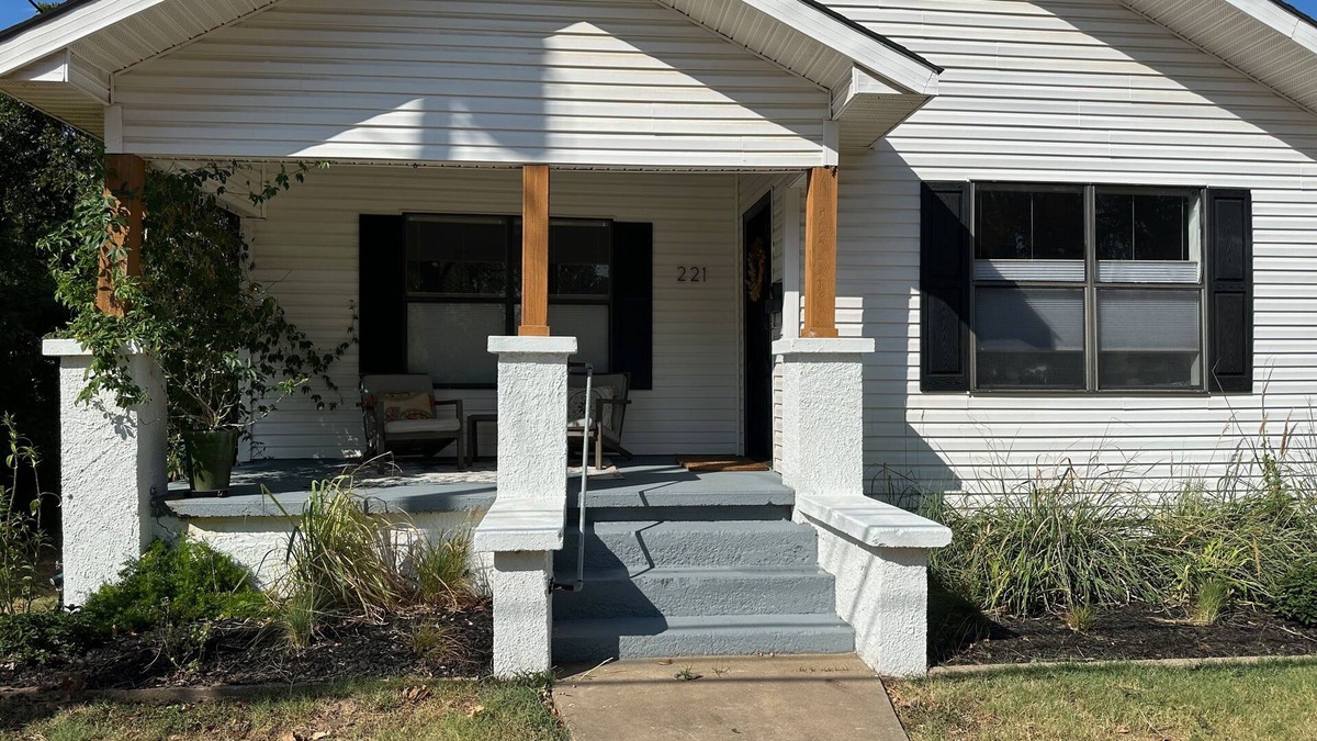 La Grange Cottage | Cozy & Comfortable Cottage just minutes off the La Grange Square. Pet Friendly.