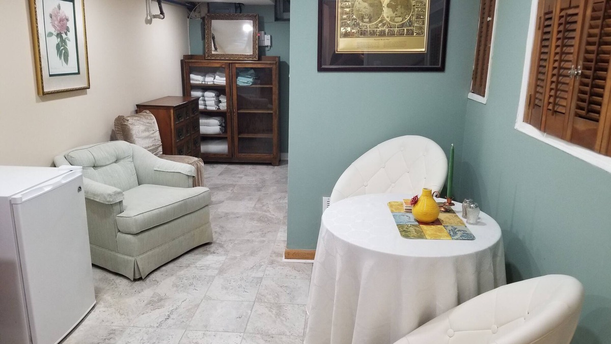 West Falls Church Apartment | Cozy, comfortable, elegant apartment suite in Northern VA