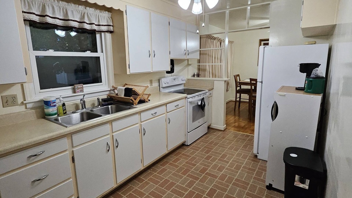 Roanoke House | COZY COMFORTABLE HOME FOR TRAVEL PROFESSIONALS