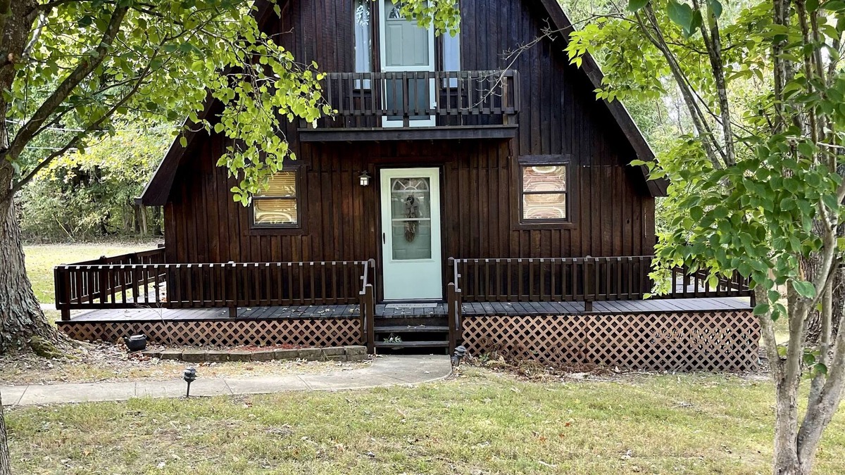 Farmers Cabin | Cozy, Comfy Cabin minutes from Cave Run Lake, I-64, App Harvest, and Morehead.