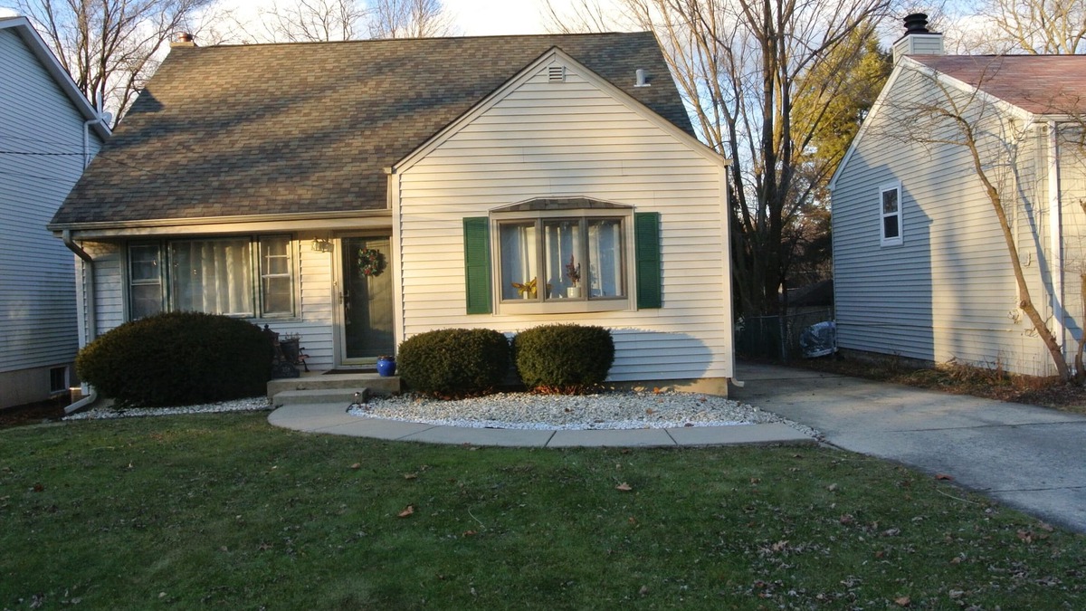 Glen Ellyn House | Cozy, comfy, convenient, w/a touch of modern located in beautiful Lake Ellyn!