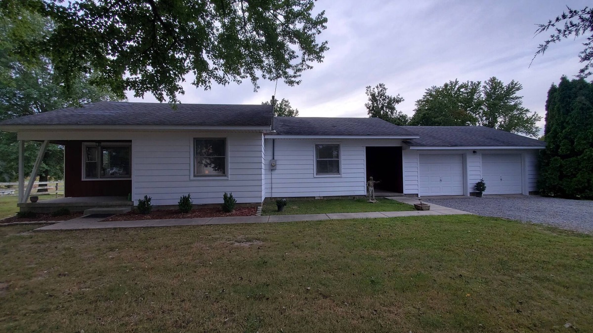 Crainville House | Cozy Comfy Country Home with 100% view of eclipse, close to lakes and highways.