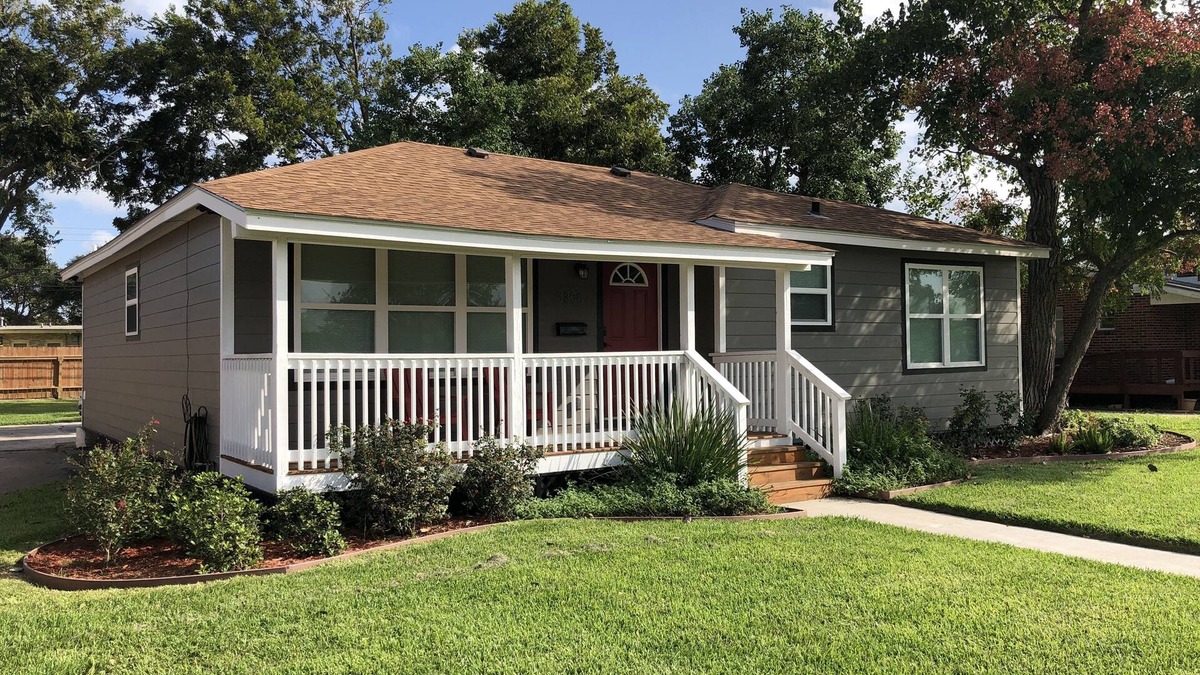 Central City House | COZY, COMFY, CUTIE! Book NOW for Fall! 2BD, 1.5 Bath, Free WIFI