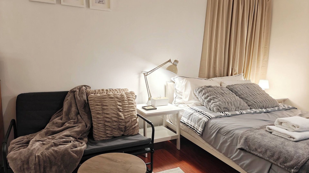 Grandview-Woodland Apartment | Cozy Commercial Oasis - Private Entrance Studio - 10 min to Downtown Vancouver