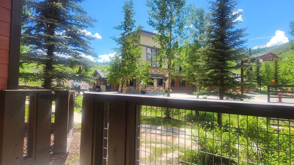 Silvercreek Condo | 🚴Cozy condo at Granby Ranch! Ski in/out, 30 seconds to lift, coffee, & après!⛷️