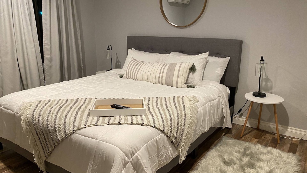 Lake Forest Condo | Cozy Condo,CAL KING BED,Jacuzzi,Pool