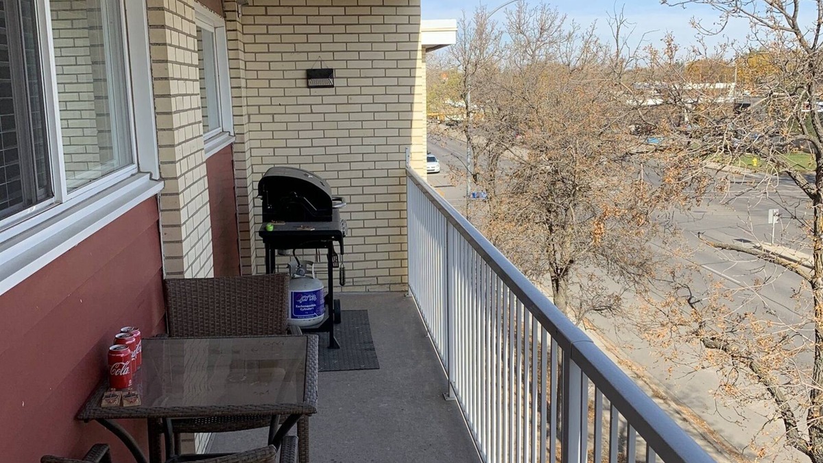 Regina Condo | Cozy condo, close to Northgate mall and Ring road.