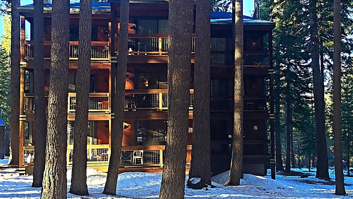 Truckee Apartment | Cozy Condo in a Peaceful Forest Setting, Quick Walk to Village, Pet-Friendly