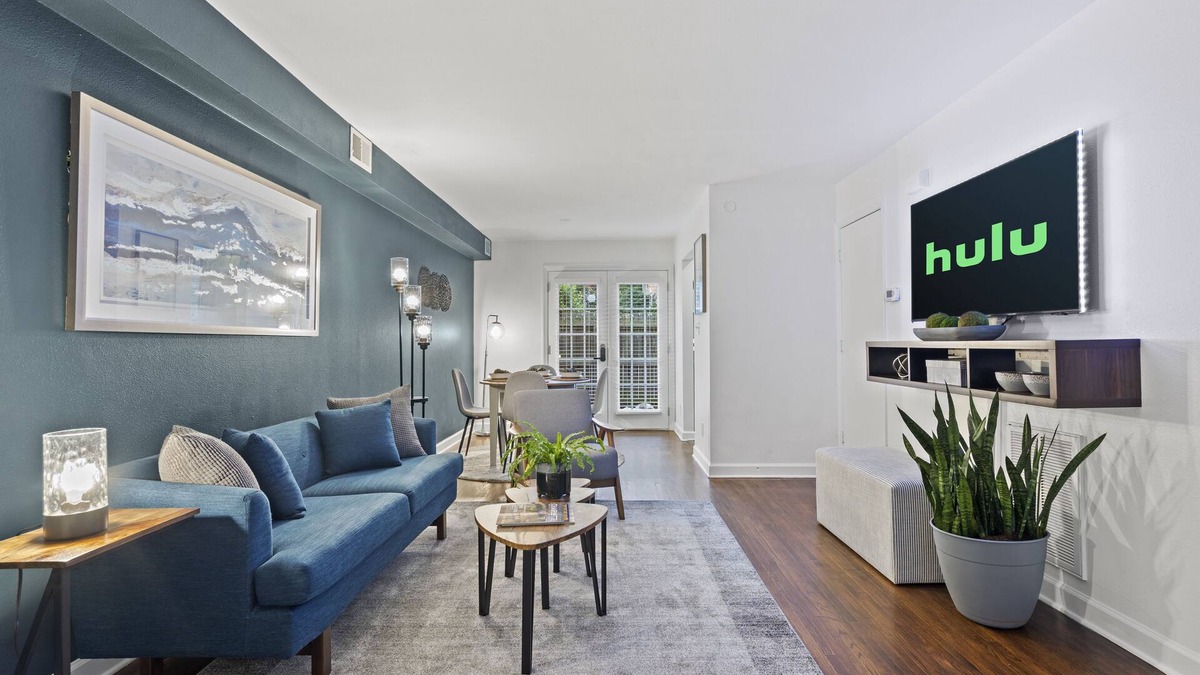 Cotswold Condo | Cozy Condo * Office* Near Luxury Mall & Uptown