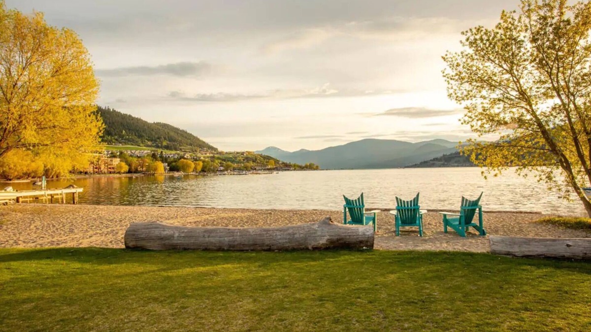 Vernon Condo | Cozy Condo Steps to Lake