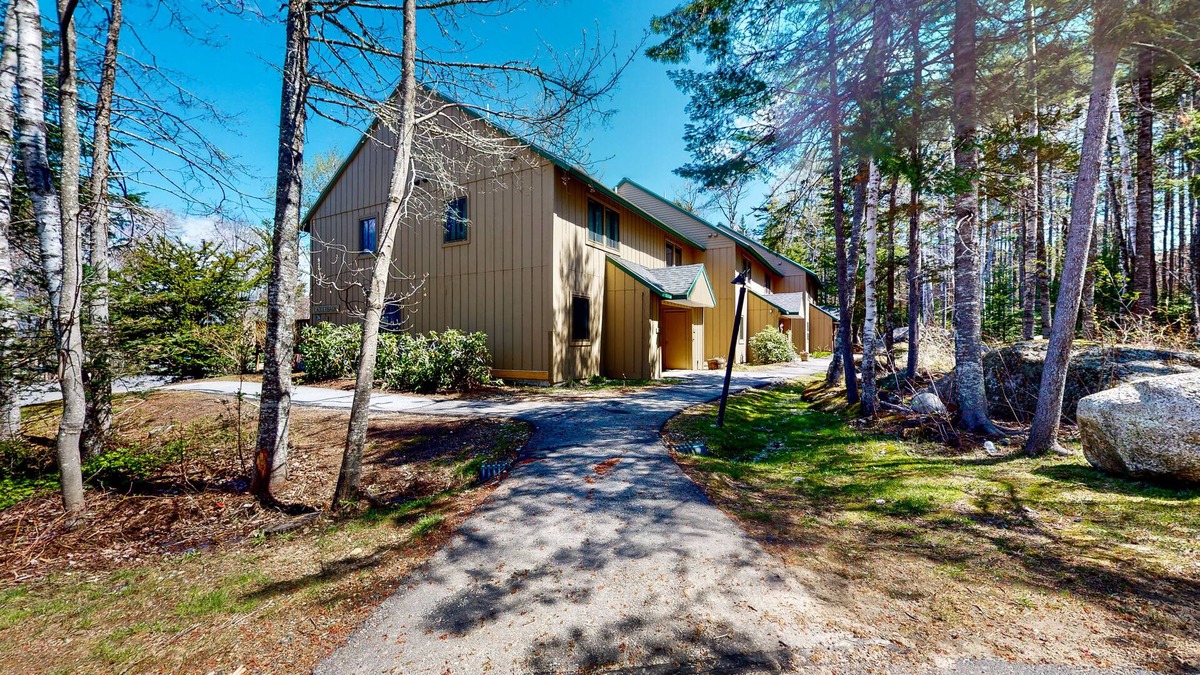 Waterville Valley Condo | Cozy condo with a pool access, mountain views, private patio, & washer/dryer