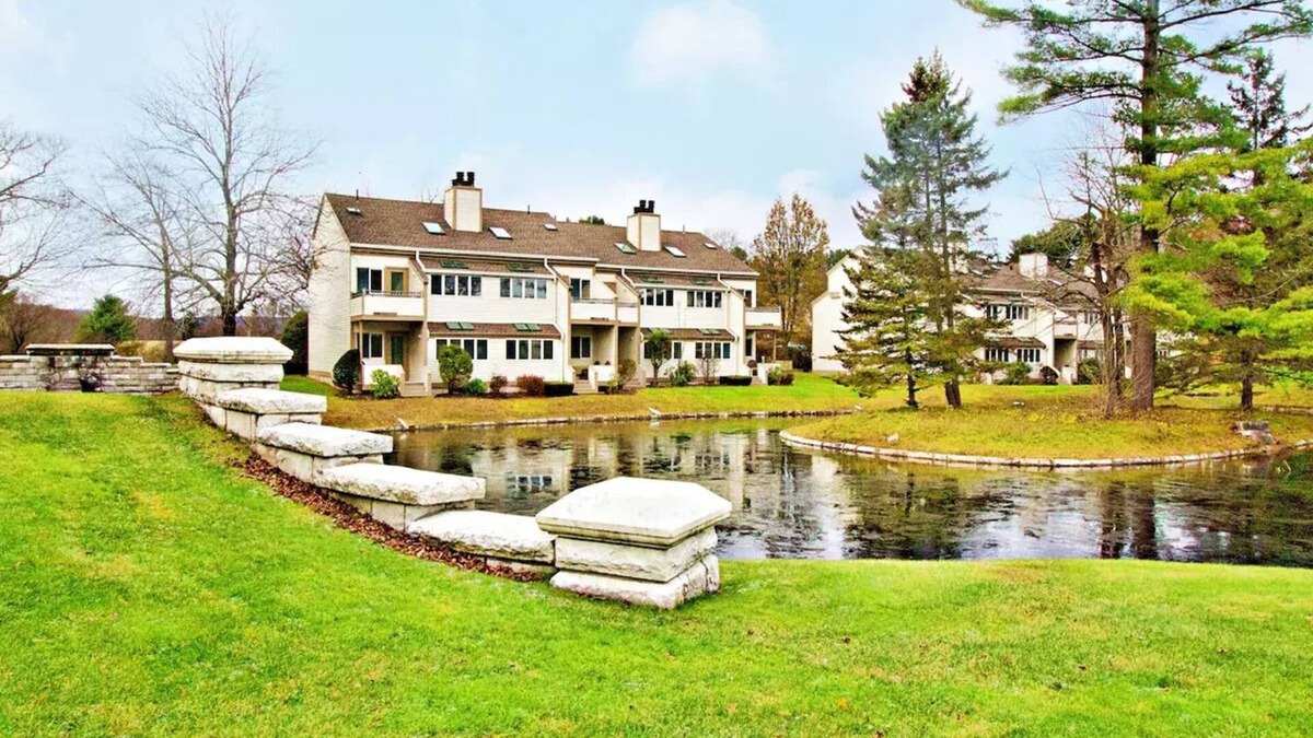 Lenox Dale Condo | Cozy Condo with resort amenities