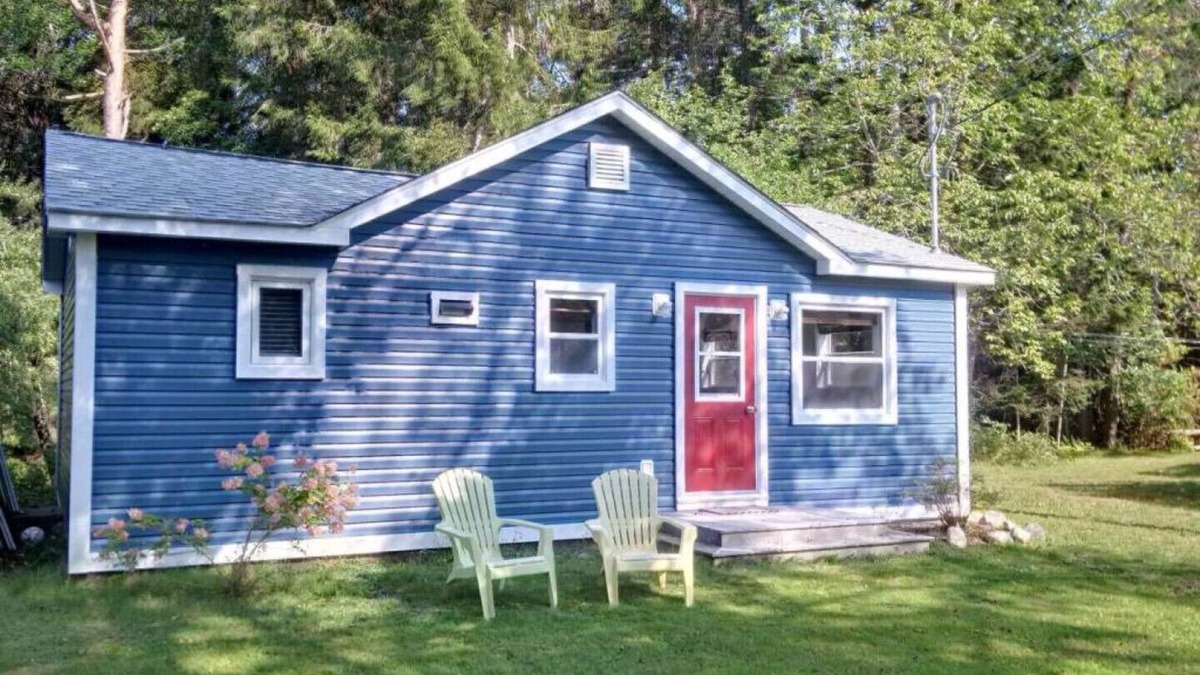 Shelburne House | Cozy Contemporary Cottage 10 mins to beach