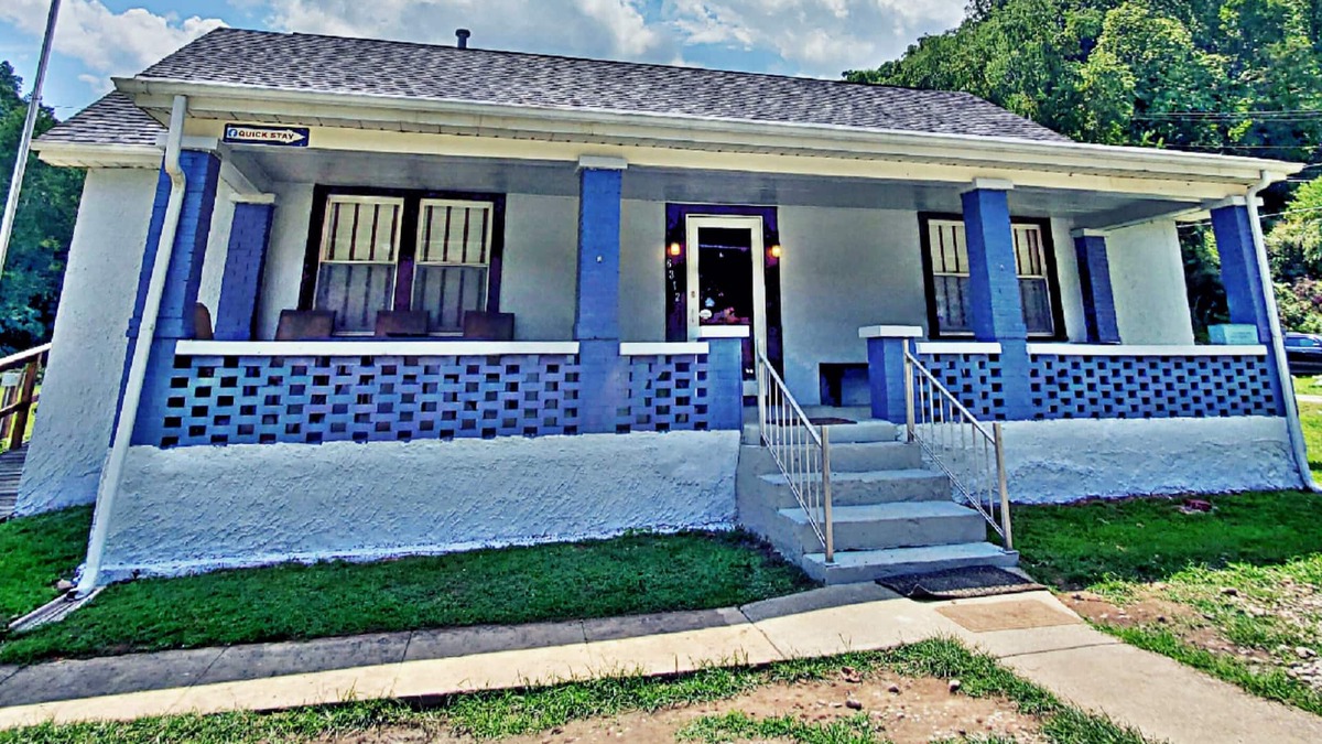 Quick House | Cozy & Convenient - 20 Minutes to Charleston WV