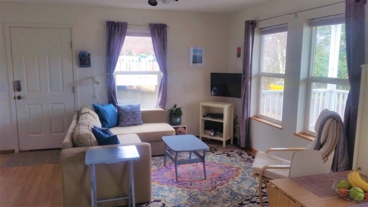 Hood River Apartment | Cozy & Convenient 2BR/1BA Downtown Apartment
