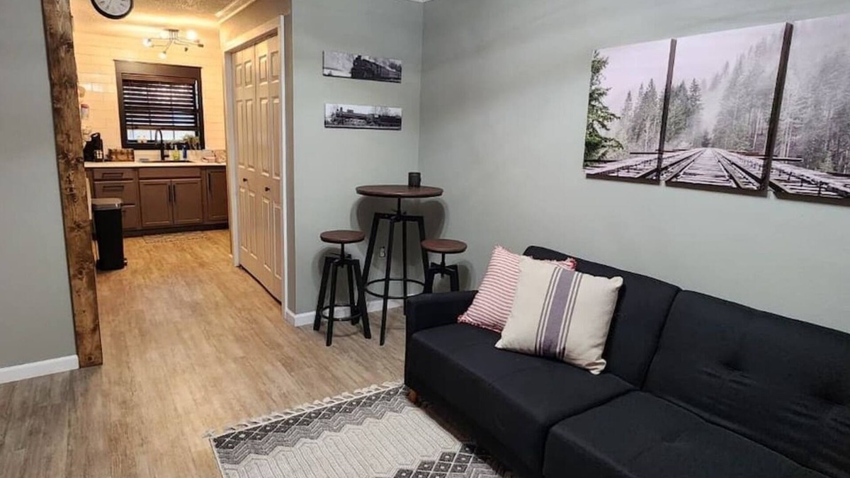 Brownwood House | Cozy & Convenient Bungalow - Downtown & HPU