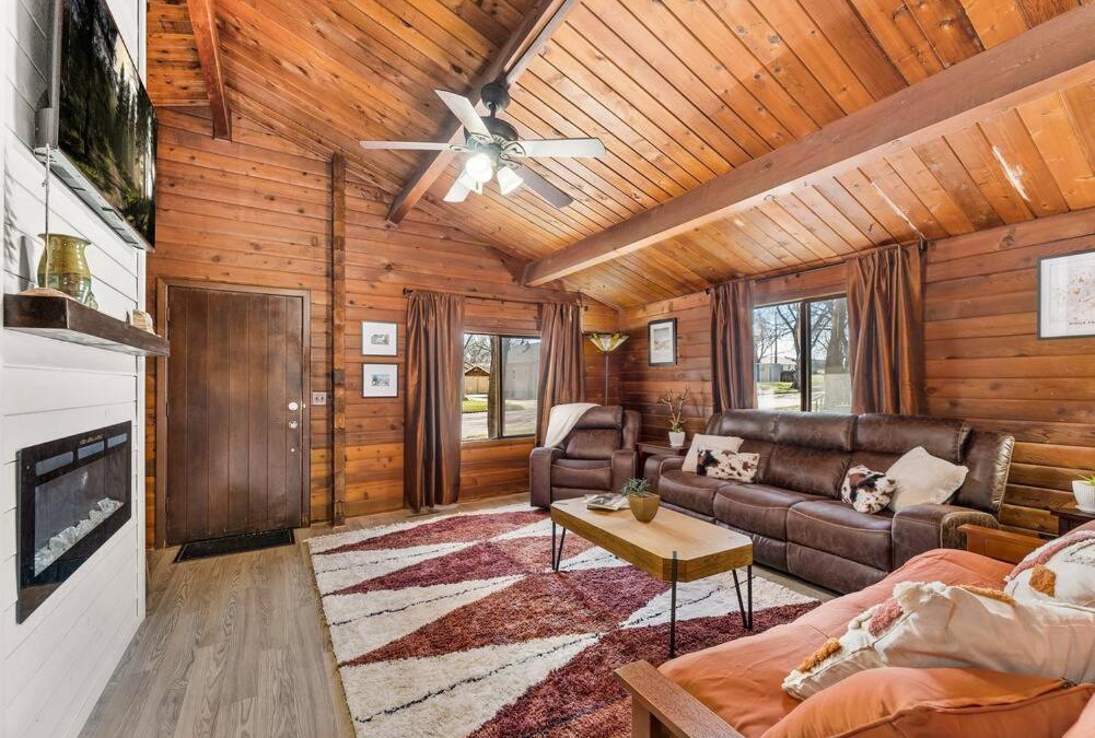 Sioux Falls House | Cozy Copper Cabin Lodge