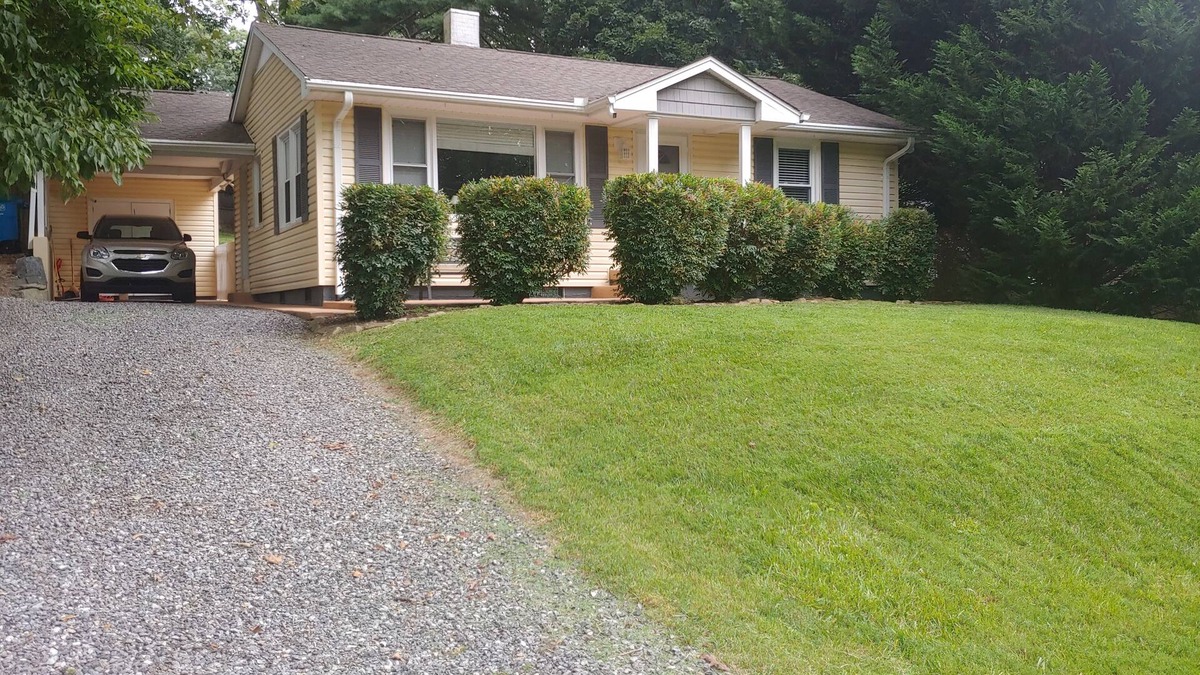 Royal Pines Cottage | Cozy Cork Cottage Asheville South/Private/Secure/Quaint/Near Airport