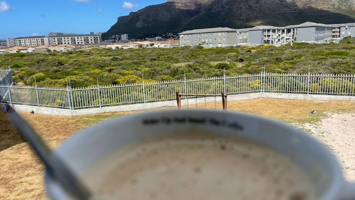 Muizenberg Apartment | Cozy corner apartment Muizenberg 2-bedroom apartment with WiFi