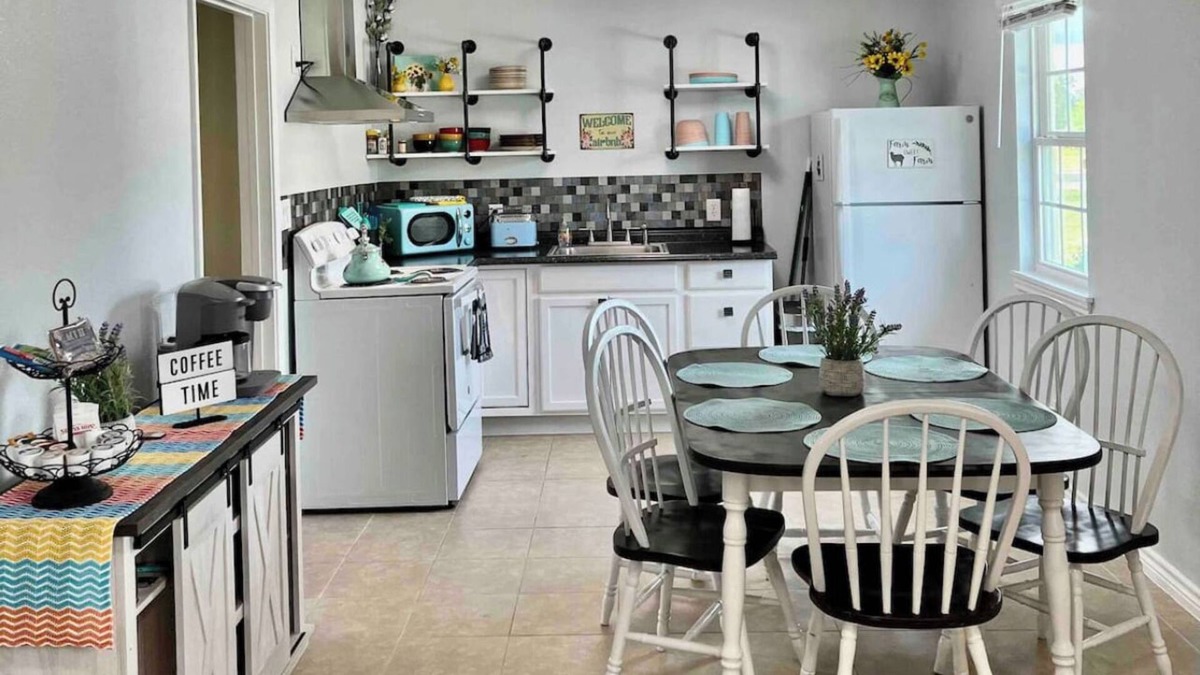 Aransas Pass House | Cozy Corner Cottage in Aransas Pass, super close to beaches and boat launches.