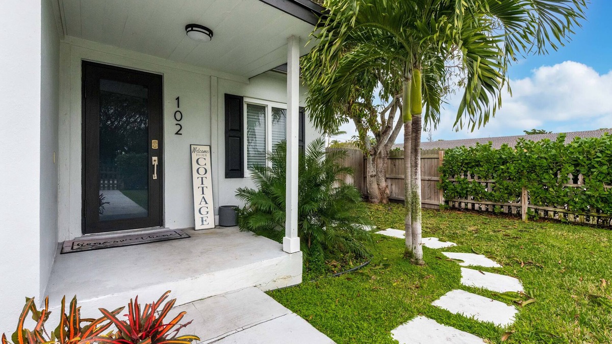 Delray Beach Cottage | Cozy Corner Cottage 2BR 1BA HUGE fenced in Yard