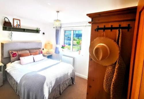 Carterton House | Cozy Cotswold getaway near Burford